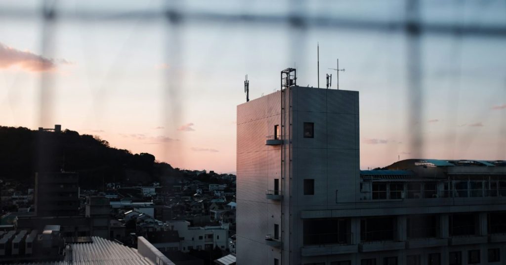 横浜市内で人探しの探偵が張り込む